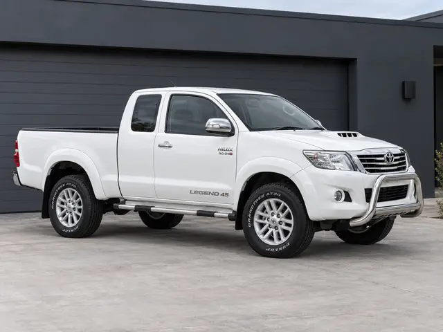 Toyota 2014 Hilux 3.0 D4D Legend45 Xtra Cab, library starting image